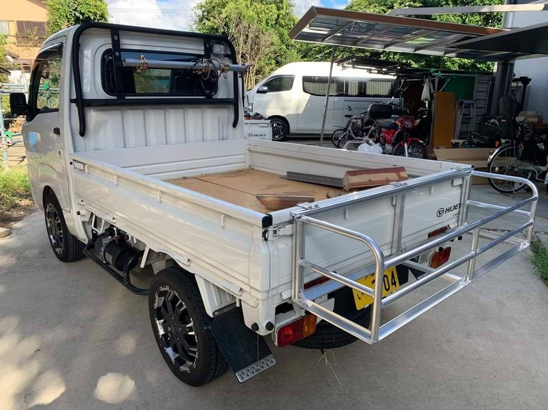 軽トラックの後部アオリに装着したクローズタイプのバックボックス