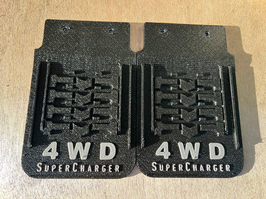タイヤパターンのマッドガード左右2枚。ブラックの本体にグレーの4WD文字