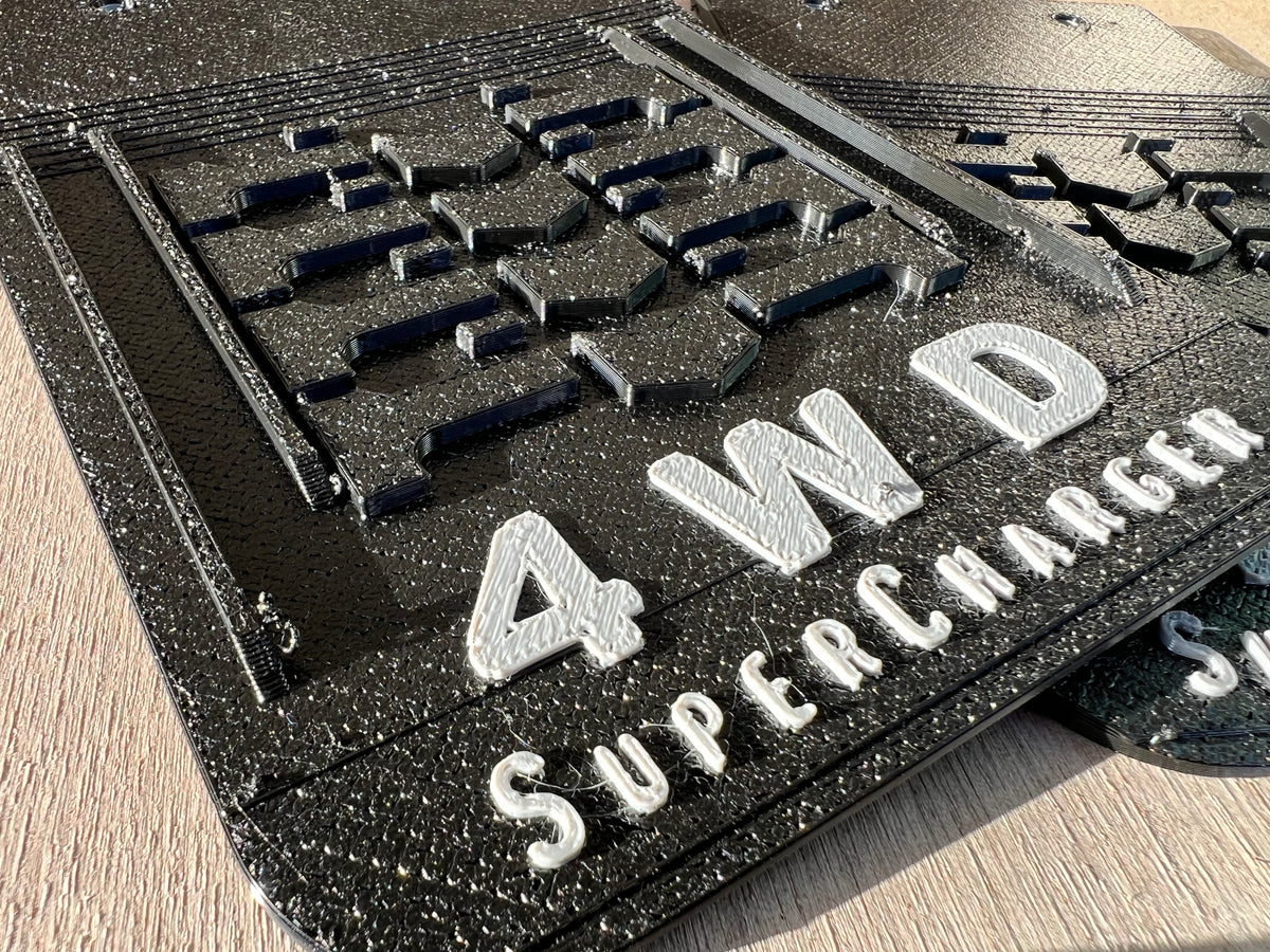 タイヤパターンのマッドガードにある4WDとSUPERCHARGERの立体文字